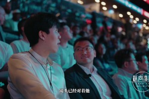 選秀大會(huì)現(xiàn)場，有人喊道：楊瀚森，準(zhǔn)備了！小楊一臉懵：要叫我？