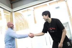 ??夢開始了！開拓者官宣簽約楊瀚森???克羅寧和小楊握手??