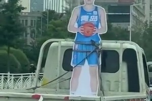 ??直接綁起來(lái)！楊瀚森已經(jīng)火到這個(gè)程度了嗎？
