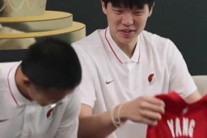 楊瀚森正式簽約開拓者隊(duì)，成為一名NBA球員??
