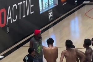 ???包工頭安排工作了！這小紅帽一戴氣質(zhì)一下就上來了