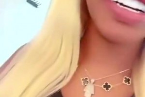 成人女星此前曬和艾頓自拍視頻！艾頓赤裸上半身在其身后??